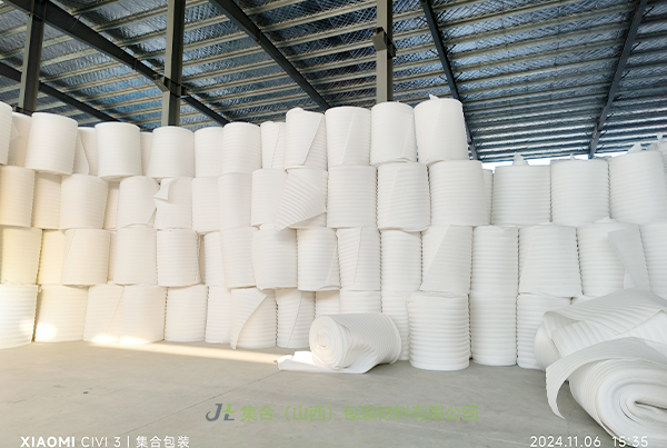 柳林珍珠棉卷材-太原珍珠棉廠專業(yè)生產(chǎn)EPE卷棉、EPE珍珠棉卷棉、珍珠棉保溫卷棉真材實料